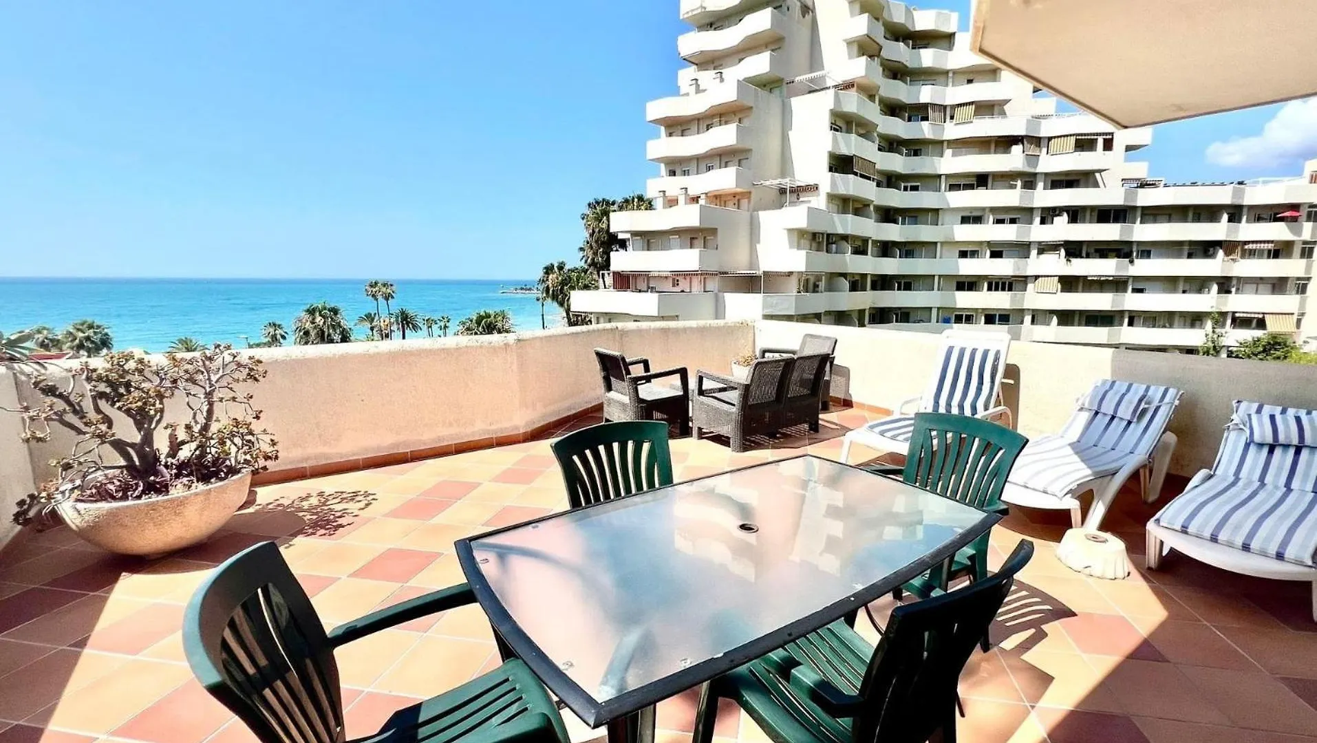 Sea Front Apartment With Large Terrace In Benalbeach Benalmádena