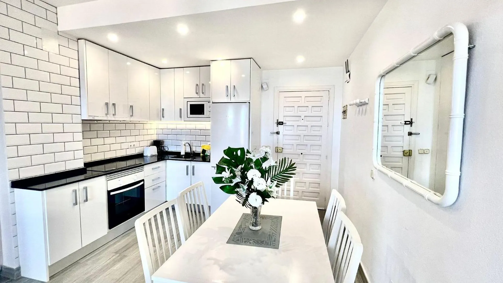 Sea Front Apartment With Large Terrace In Benalbeach Benalmádena